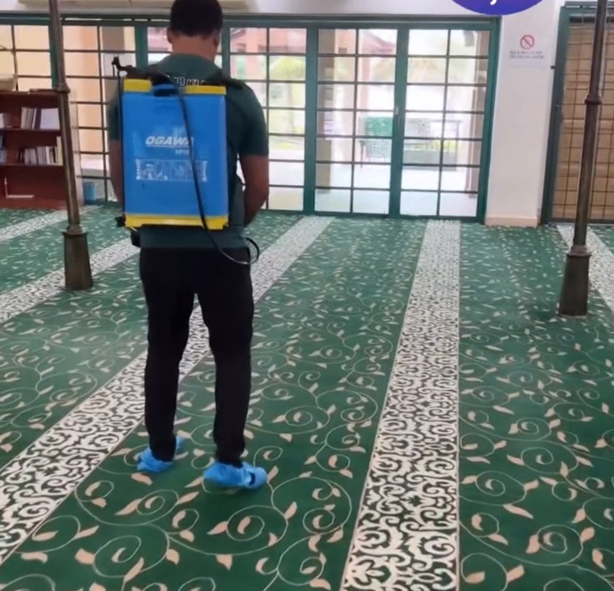 Kerja penjagaan karpet di ruang solat surau.