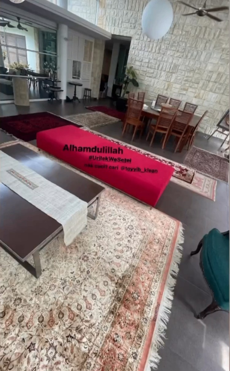 Permaidani rumah yang telah dibersihkan di ruang tamu.