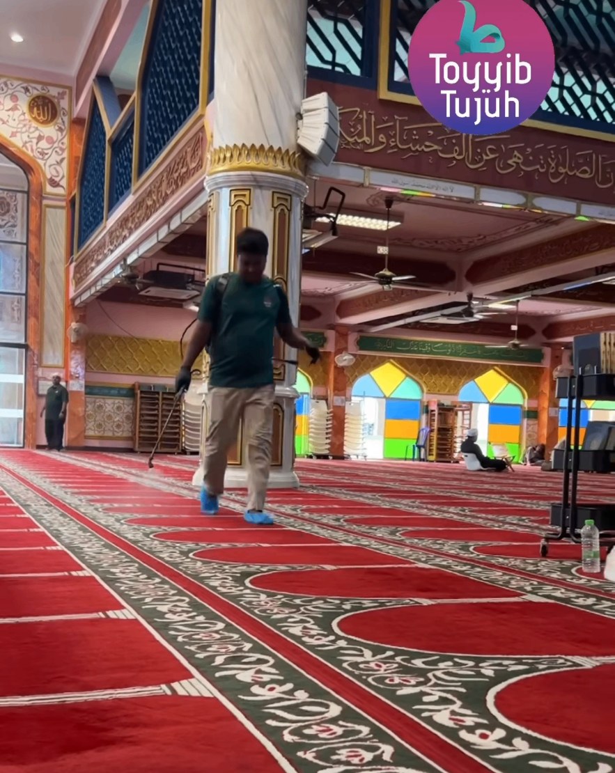 Penjagaan karpet di ruang solat masjid.